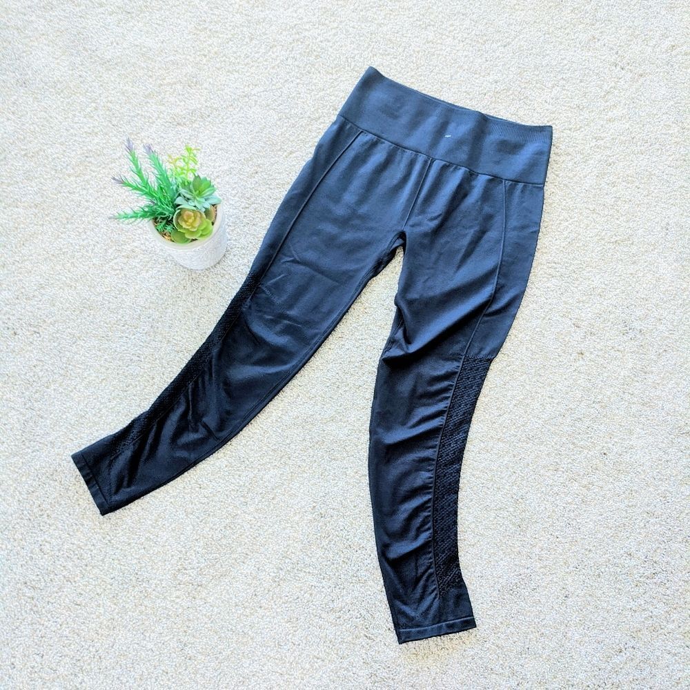 Black NWT Fabletics High Waist Leggings Mesh Side Panel Workout Yoga Activewear - Picture 2 of 9
